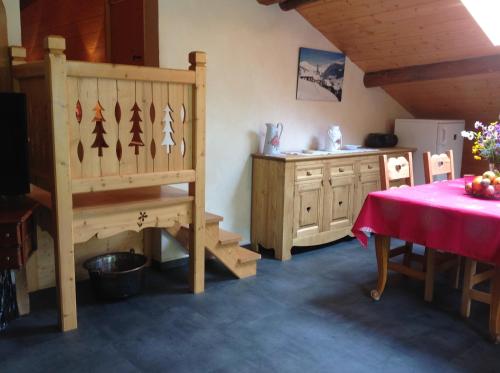 Una habitación con una mesa y una escalera en una habitación en Le Chalet de La Pat, en Hauteluce