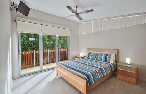 新月岬的住宿－Crescent Head Spa Villa，一间卧室设有一张床和一个大窗户