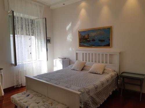 ナポリにあるDolce Vita Vomeroのベッドルーム1室(ベッド1台付)が備わります。壁には絵画が飾られています。