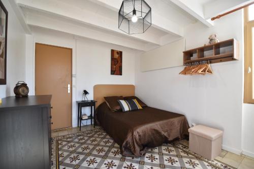 une chambre avec un lit dans une pièce dans l'établissement Villa le 180 cinq, à Toulon