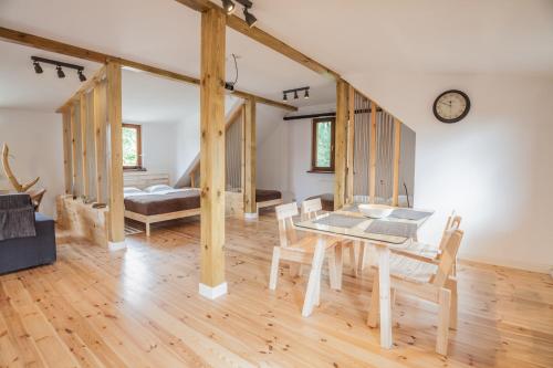 a dining room with a table and chairs at Kompleks Małe Dolomity in Hucisko