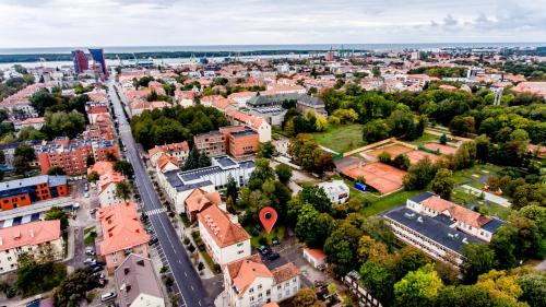 una vista sul tetto di una città con edifici e alberi di Liepu 37 a Klaipėda