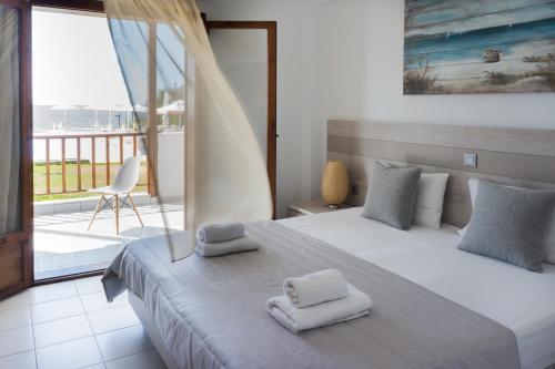 Un pat sau paturi într-o cameră la Alkinoos Beach Hotel