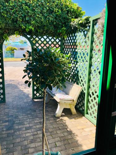 Κήπος έξω από το Sandra's Guest House