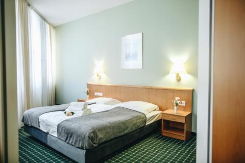 Un pat sau paturi într-o cameră la Hotel "Helle Mitte" Berlin