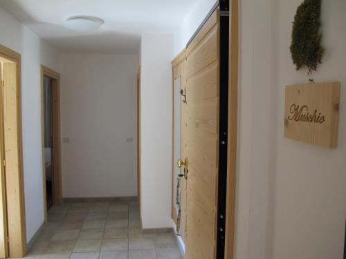 a hallway with a wooden door in a room at Il Cardo Trentino in Bedollo