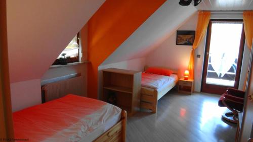Un pat sau paturi într-o cameră la FEWO-Frammersbach