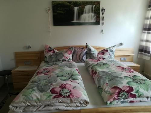 Tempat tidur dalam kamar di Ferienwohnung Bergblick