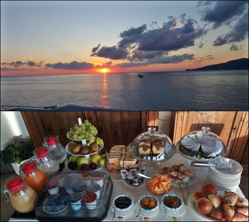 una mesa con diferentes tipos de comida en un barco en Hotel Santa Marina Antica Foresteria en Santa Marina Salina