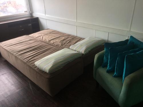 1 cama y 1 sofá en una habitación en Departamento Céntrico Bariloche en San Carlos de Bariloche