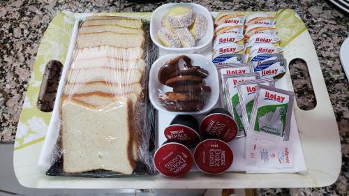 een dienblad met een broodje en andere voedingsmiddelen bij Complejo EL ANGEL in Río Colorado