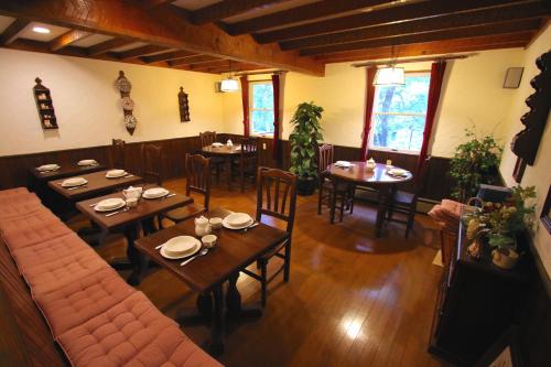 an overhead view of a restaurant with tables and chairs at Wadano Forest Hotel & Apartments in Hakuba