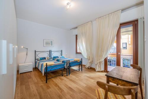 ボルジョ・ヴェレッツィにあるCivico 171のベッドルーム1室(ベッド2台、テーブル、窓付)