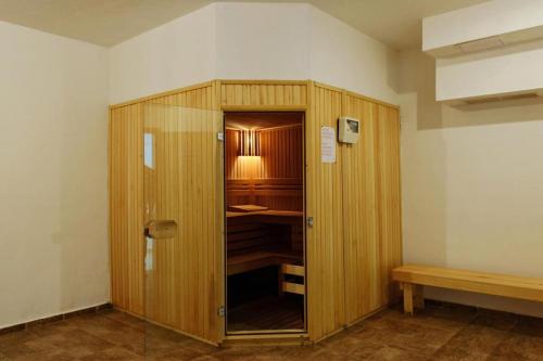 バンスコにあるMountain View Resort Studioの部屋の隅の木製キャビネット