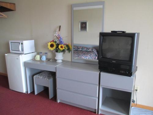 TV i/ili multimedijalni sistem u objektu Newburg Inn Motel
