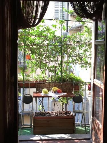 a table and chairs in front of a window at Magnifico appartamento @Turin in Turin