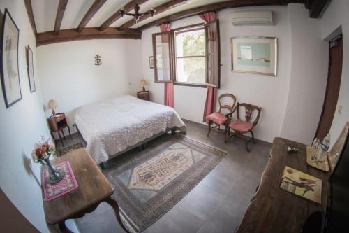 a bedroom with a bed and a table at Lou Mas Dou Juge in Saintes-Maries-de-la-Mer