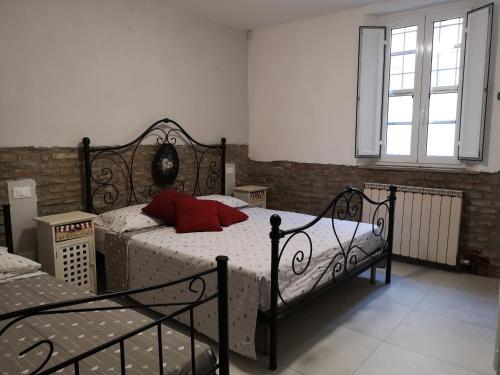 sypialnia z 2 łóżkami i 2 oknami w obiekcie Appartamento Le Cicale w mieście Ferrara