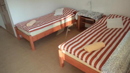 two beds sitting next to each other in a room at Bacówka Noclegi in Sierpnica