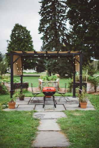 a picnic table in front of a gazebo at Albergo Allegria Hotel & Breakfast Restaurant in Windham