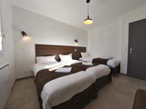 Кровать или кровати в номере Hameau Colbert - 3km du PuyduFou