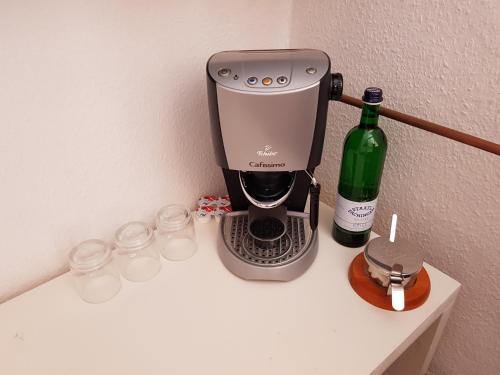 una cafetera y una botella de vino en una barra en Casa Conne en Rudolstadt