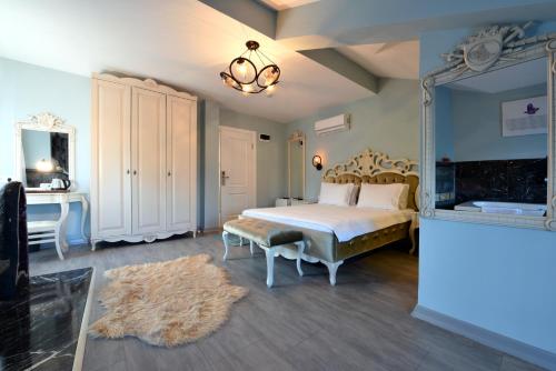 una camera da letto con un letto, un tavolo e uno specchio di Kartepe Köşkü a Kartepe