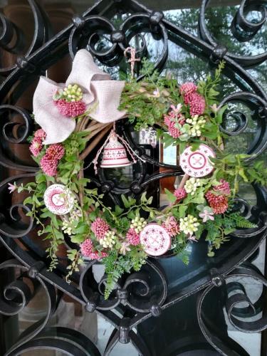 a wreath of flowers on a wrought iron gate at Villa delle Rose - Hotel Paradiso in Amandola