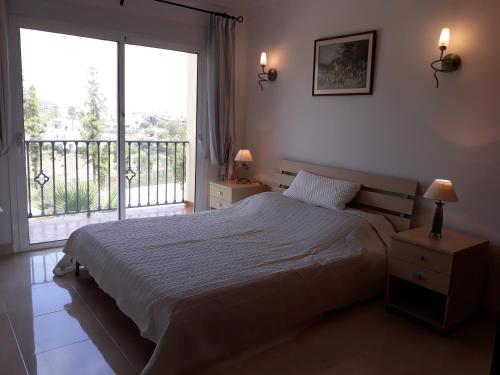 ラ・カラ・デ・ミハスにあるEl Tomillarのベッドルーム1室(ベッド1台、大きな窓付)