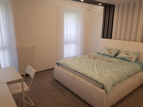 アウグストゥフにあるA1 Augustów Rentのベッドルーム1室(ベッド1台、テーブル、椅子付)