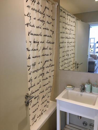 a bathroom with handwritten notes on the wall at 629 Serrano in Buenos Aires