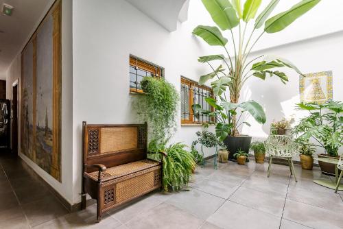 una habitación con un banco y plantas en ella en Barracart Apartments, en Valencia
