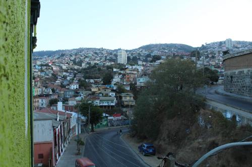 una vista de una ciudad desde un edificio en Hostal Dinamarca, en Valparaíso