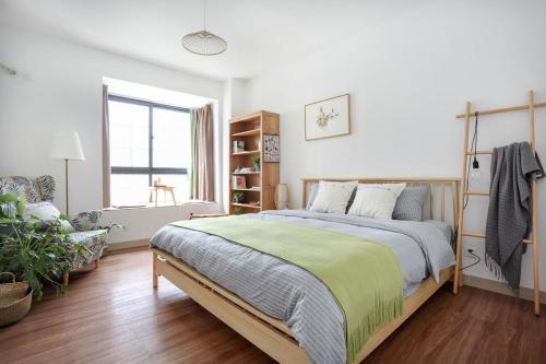 合肥市にあるHefei Shushan·Daxidi· Locals Apartment 00162940のベッドルーム1室(大型ベッド1台、緑の毛布付)