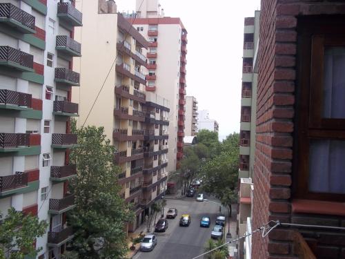 - Vistas a una calle de la ciudad desde un edificio en Departamento La Perla en Mar del Plata