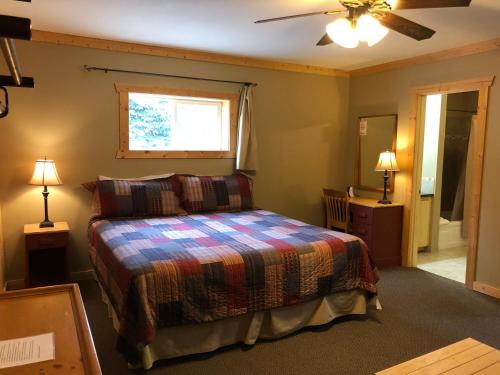 een slaapkamer met een bed en een raam bij Red Lodge Inn in Red Lodge