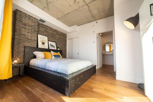 Un pat sau paturi într-o cameră la Aux Havres Urbains - Le Penthouse de la 3ième Avenue