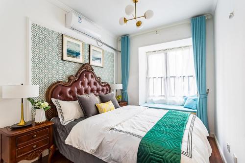 una camera con un grande letto e una finestra di Changsha Yuelu·Meixi Lake· Locals Apartment 00165310 a Changsha