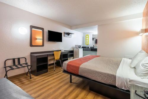 Кровать или кровати в номере Motel 6-Schenectady, NY