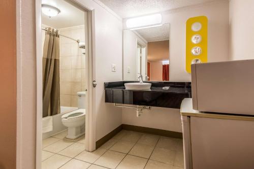 Koupelna v ubytování Motel 6-Schenectady, NY