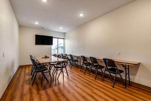 a conference room with a long table and chairs at Motel 6-Mankato, MN in Mankato
