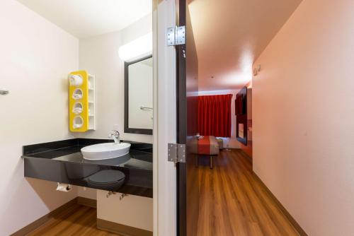 ein Badezimmer mit Waschbecken und Spiegel in der Unterkunft Motel 6 Fort Worth, TX - North - Saginaw in Fort Worth