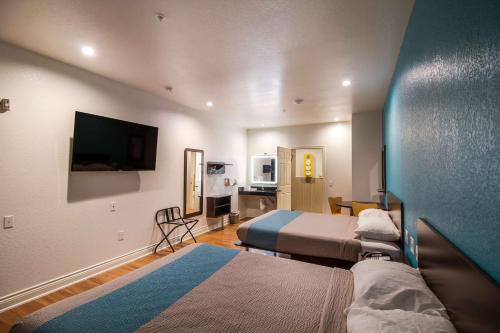 Tempat tidur dalam kamar di Motel 6-Houston, TX - North