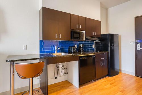 Una cocina o zona de cocina en Studio 6-Buda, TX