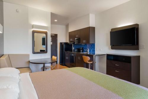 Una habitación de hotel con una cama y una cocina. en Studio 6-Buda, TX, en Buda