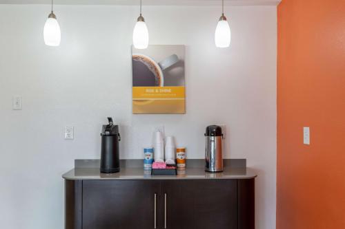Utensilios para hacer té y café en Studio 6-Bryan, TX - University Area