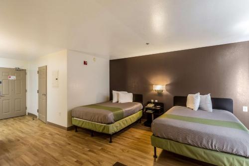 ein Hotelzimmer mit 2 Betten in einem Zimmer in der Unterkunft Studio 6-Mcallen, TX in McAllen