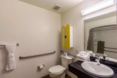 Ett badrum på Studio 6-Mcallen, TX