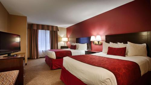 ein Hotelzimmer mit 2 Betten und einem Flachbild-TV in der Unterkunft Best Western of Alexandria Inn & Suites & Conference Center in Alexandria