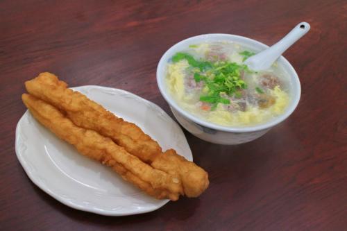 einen Teller Essen mit einer Schüssel Suppe in der Unterkunft Fuzhongju Homestay in Jincheng